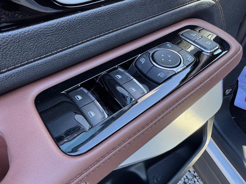Lincoln Aviator Vehicle Full-screen Gallery Image 21