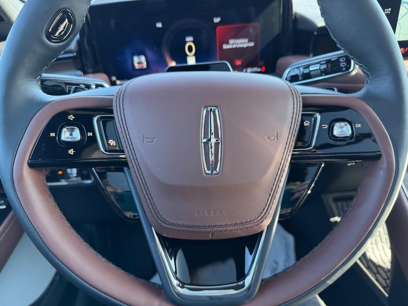 Lincoln Aviator Vehicle Full-screen Gallery Image 23
