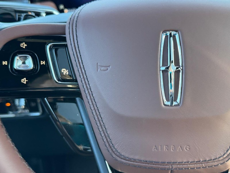 Lincoln Aviator Vehicle Full-screen Gallery Image 24