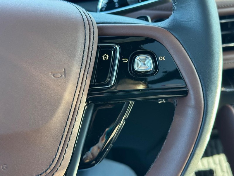 Lincoln Aviator Vehicle Full-screen Gallery Image 25