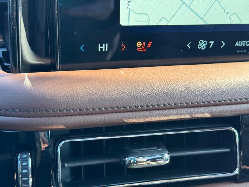 Lincoln Aviator Vehicle Full-screen Gallery Image 27