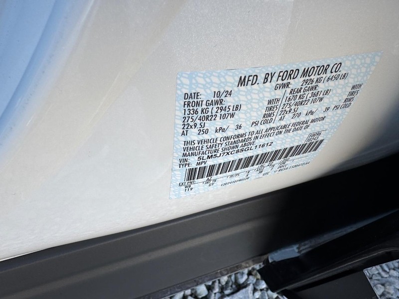 Lincoln Aviator Vehicle Full-screen Gallery Image 29
