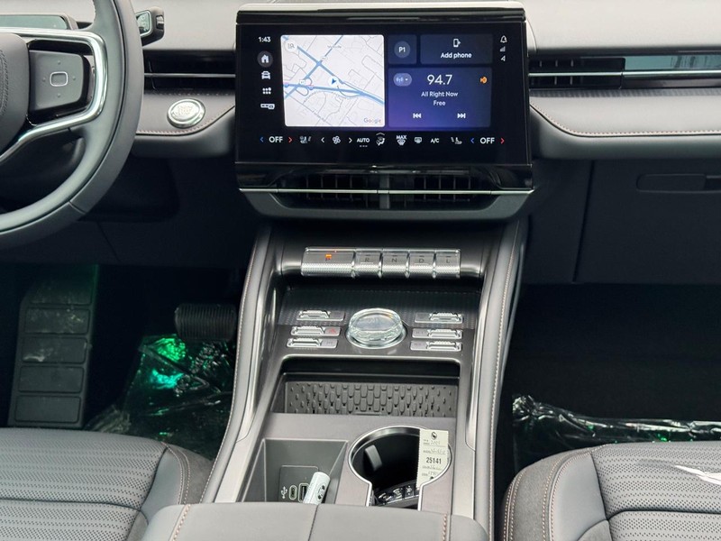 Lincoln Nautilus Vehicle Full-screen Gallery Image 17