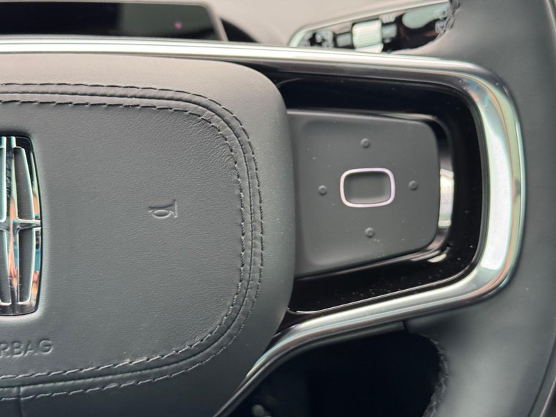 Lincoln Nautilus Vehicle Full-screen Gallery Image 23