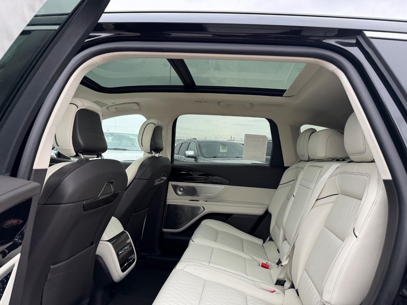 Lincoln Nautilus Vehicle Full-screen Gallery Image 12