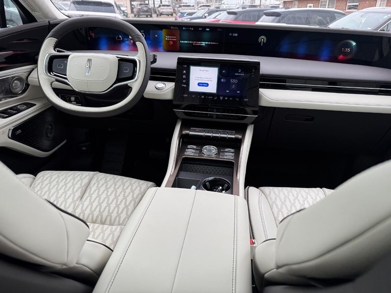 Lincoln Nautilus Vehicle Full-screen Gallery Image 14