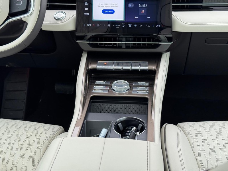 Lincoln Nautilus Vehicle Full-screen Gallery Image 17
