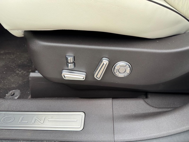 Lincoln Nautilus Vehicle Full-screen Gallery Image 18