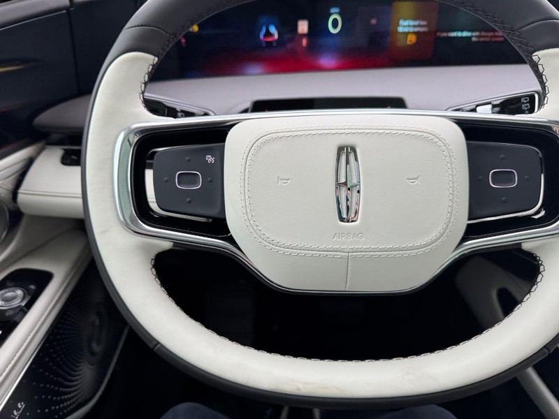 Lincoln Nautilus Vehicle Full-screen Gallery Image 21