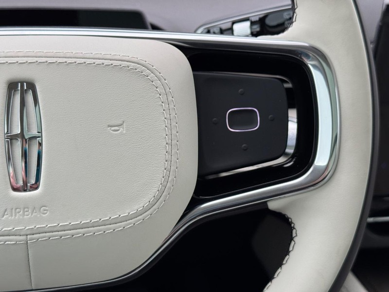 Lincoln Nautilus Vehicle Full-screen Gallery Image 23