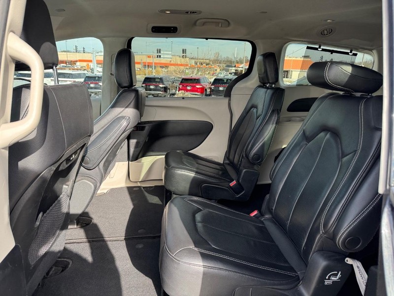 Chrysler Pacifica Vehicle Full-screen Gallery Image 11