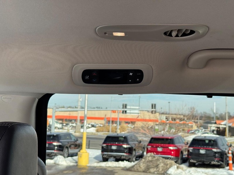 Chrysler Pacifica Vehicle Full-screen Gallery Image 12