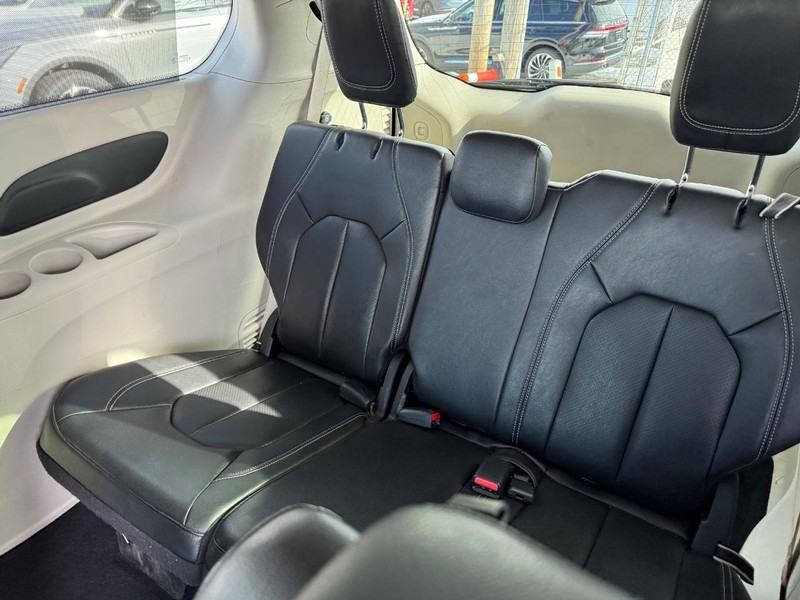 Chrysler Pacifica Vehicle Full-screen Gallery Image 13
