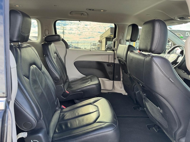 Chrysler Pacifica Vehicle Full-screen Gallery Image 14