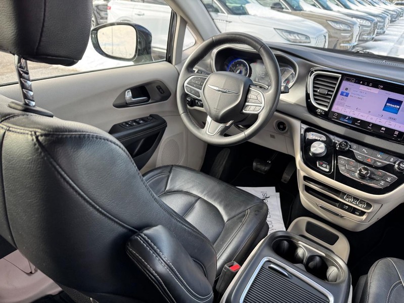Chrysler Pacifica Vehicle Full-screen Gallery Image 15