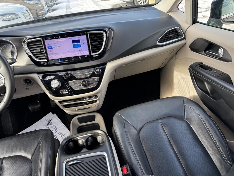Chrysler Pacifica Vehicle Full-screen Gallery Image 17