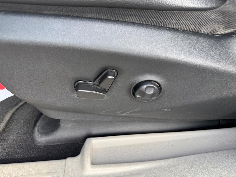 Chrysler Pacifica Vehicle Full-screen Gallery Image 18