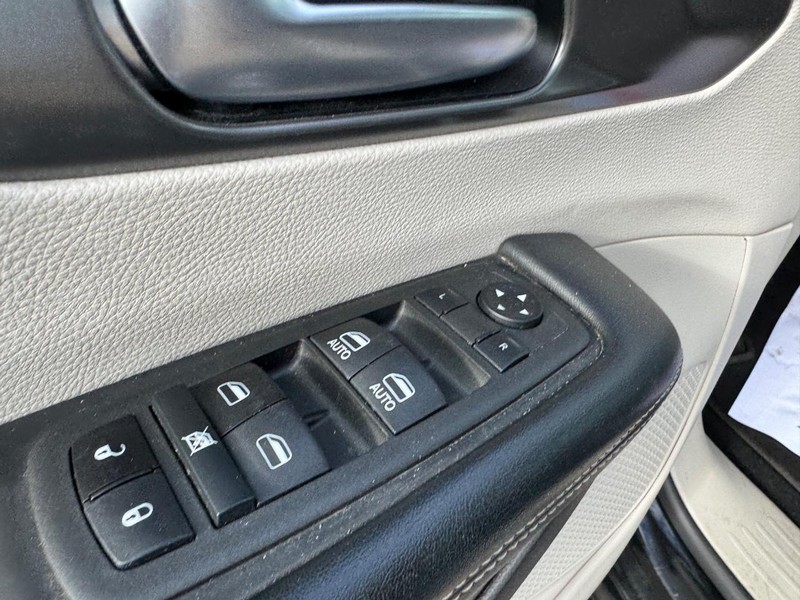 Chrysler Pacifica Vehicle Full-screen Gallery Image 19