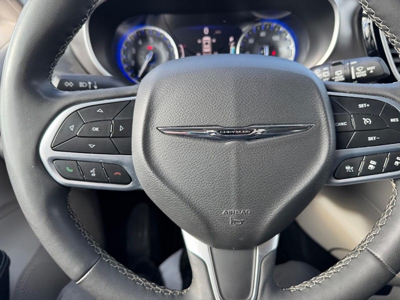 Chrysler Pacifica Vehicle Full-screen Gallery Image 21