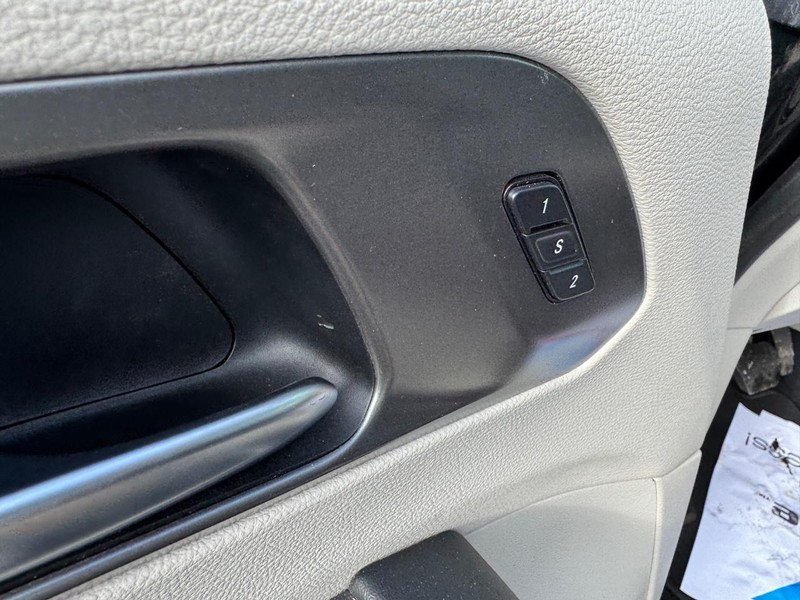 Chrysler Pacifica Vehicle Full-screen Gallery Image 22