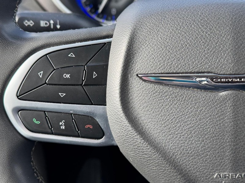 Chrysler Pacifica Vehicle Full-screen Gallery Image 23