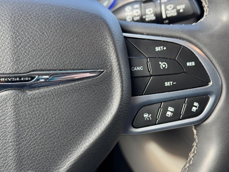 Chrysler Pacifica Vehicle Full-screen Gallery Image 24