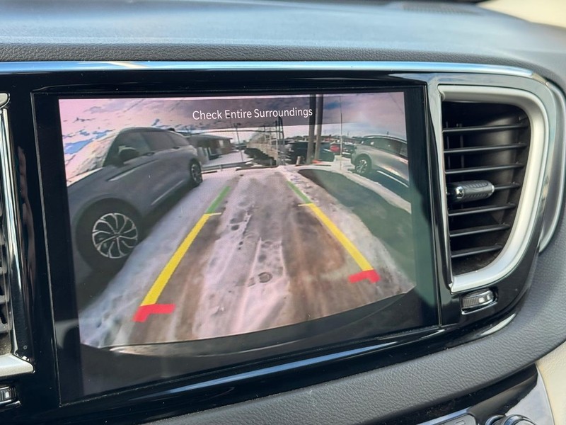 Chrysler Pacifica Vehicle Full-screen Gallery Image 25