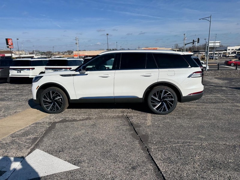 Lincoln Aviator Vehicle Full-screen Gallery Image 10