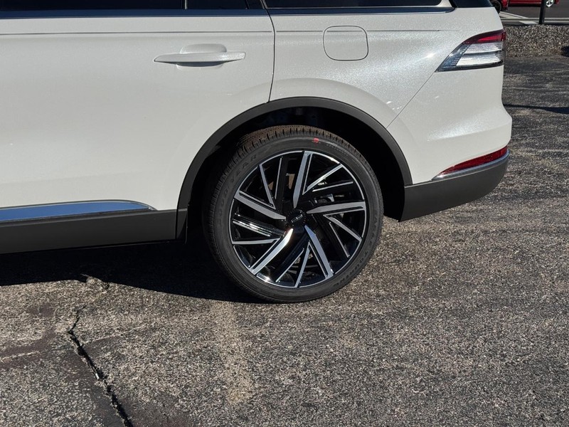 Lincoln Aviator Vehicle Full-screen Gallery Image 11
