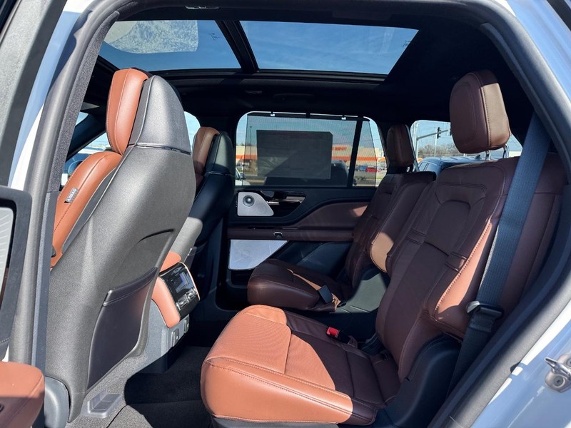 Lincoln Aviator Vehicle Full-screen Gallery Image 12
