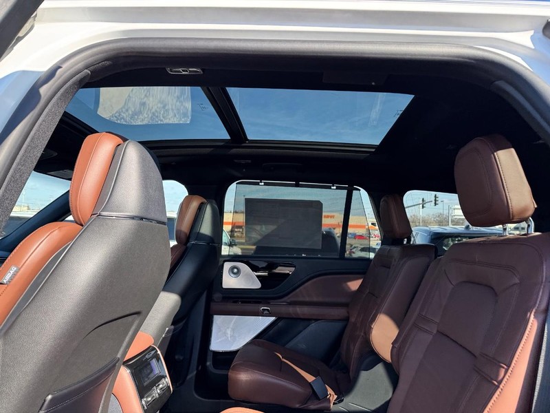 Lincoln Aviator Vehicle Full-screen Gallery Image 13