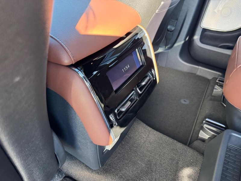 Lincoln Aviator Vehicle Full-screen Gallery Image 14