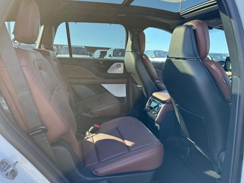 Lincoln Aviator Vehicle Full-screen Gallery Image 16