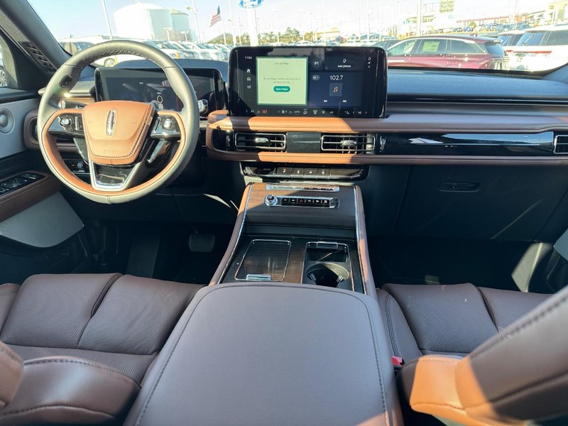 Lincoln Aviator Vehicle Full-screen Gallery Image 17