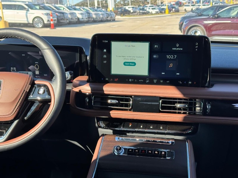 Lincoln Aviator Vehicle Full-screen Gallery Image 19