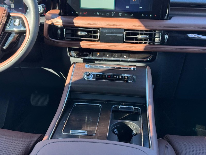 Lincoln Aviator Vehicle Full-screen Gallery Image 20