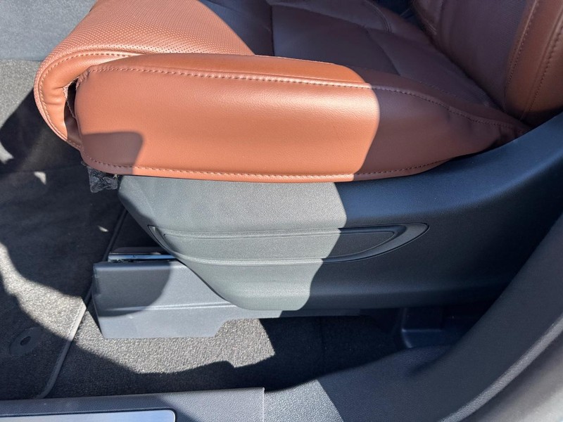 Lincoln Aviator Vehicle Full-screen Gallery Image 21