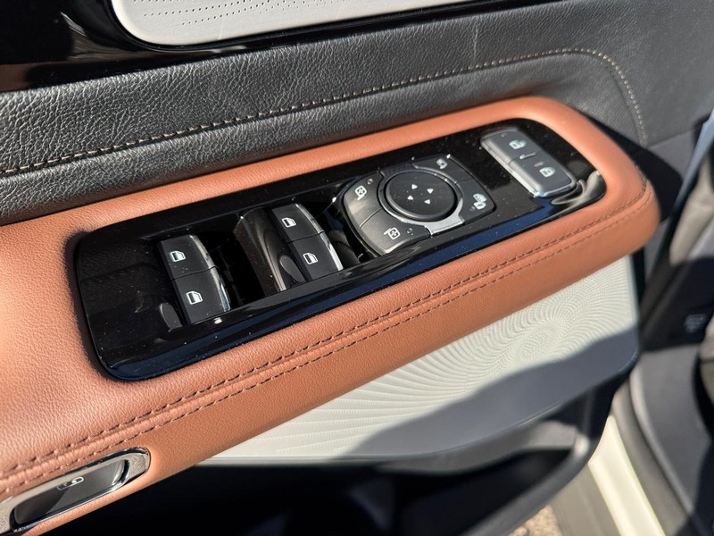 Lincoln Aviator Vehicle Full-screen Gallery Image 22