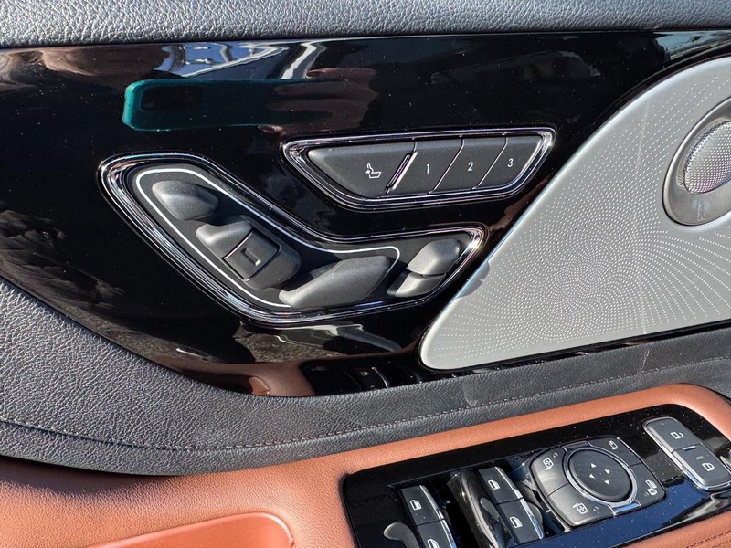 Lincoln Aviator Vehicle Full-screen Gallery Image 23