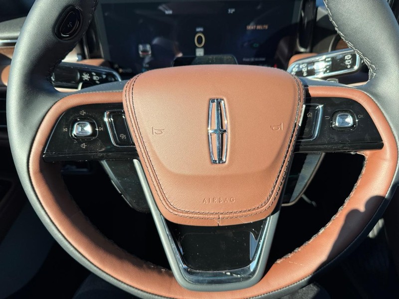 Lincoln Aviator Vehicle Full-screen Gallery Image 24