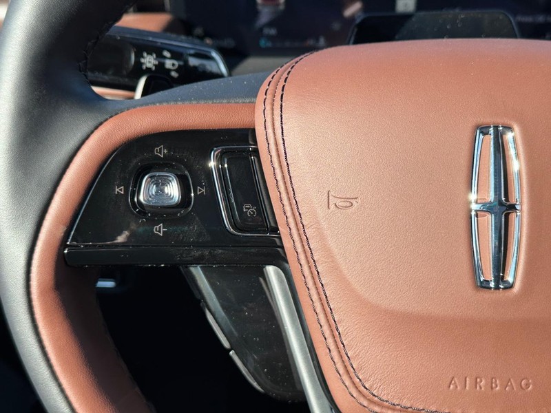 Lincoln Aviator Vehicle Full-screen Gallery Image 25