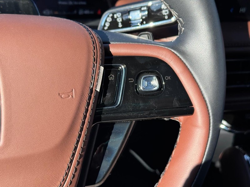 Lincoln Aviator Vehicle Full-screen Gallery Image 26