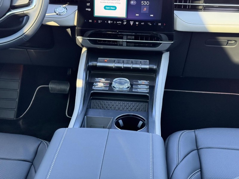 Lincoln Nautilus Vehicle Full-screen Gallery Image 17