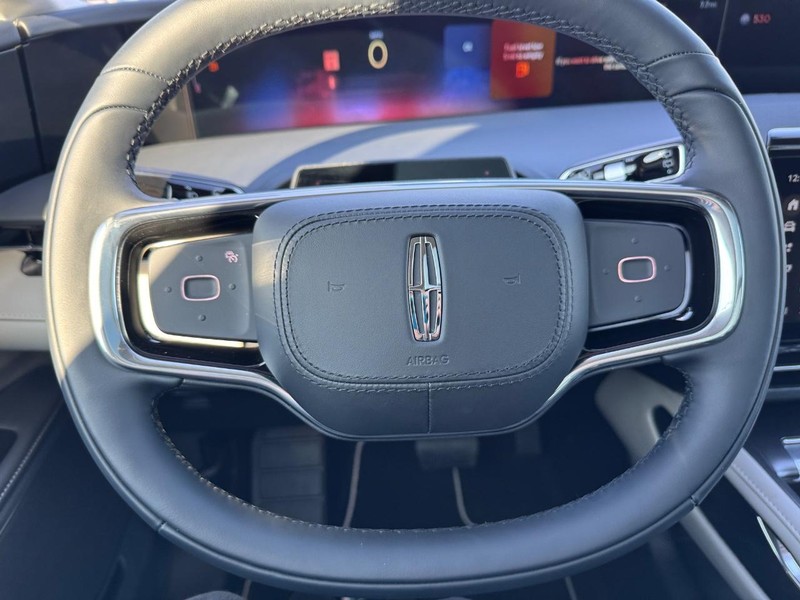 Lincoln Nautilus Vehicle Full-screen Gallery Image 21