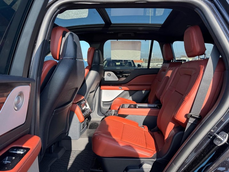 Lincoln Aviator Vehicle Full-screen Gallery Image 11
