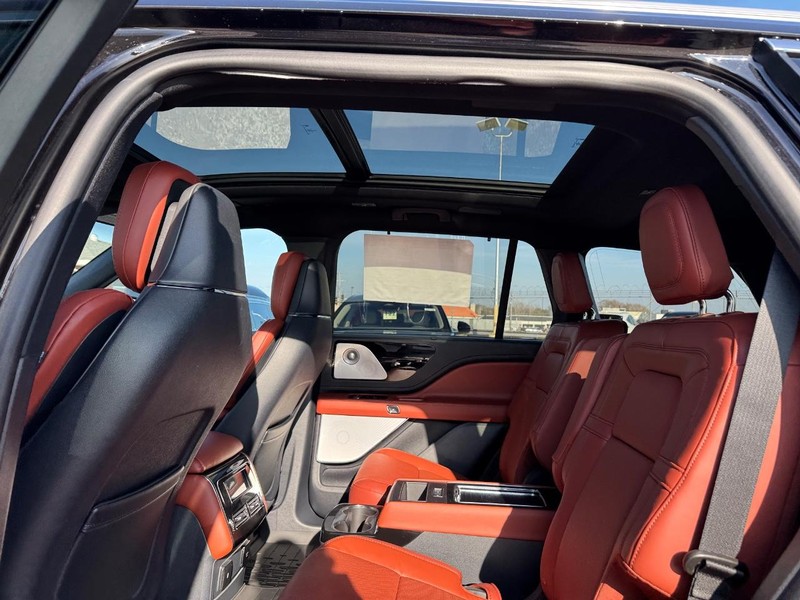 Lincoln Aviator Vehicle Full-screen Gallery Image 12