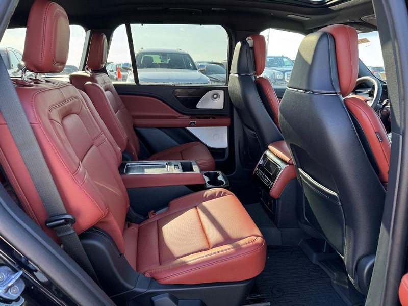 Lincoln Aviator Vehicle Full-screen Gallery Image 15