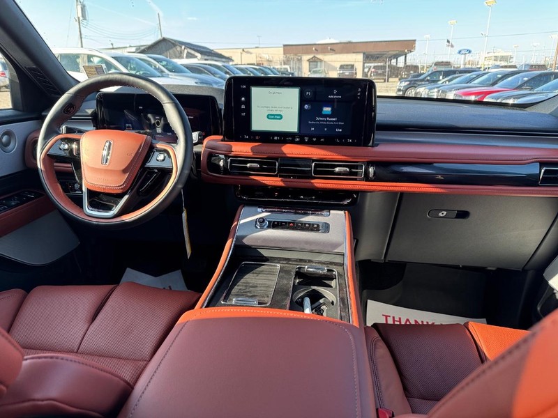 Lincoln Aviator Vehicle Full-screen Gallery Image 16