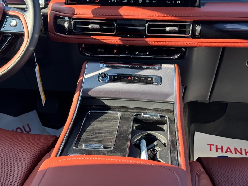 Lincoln Aviator Vehicle Full-screen Gallery Image 19