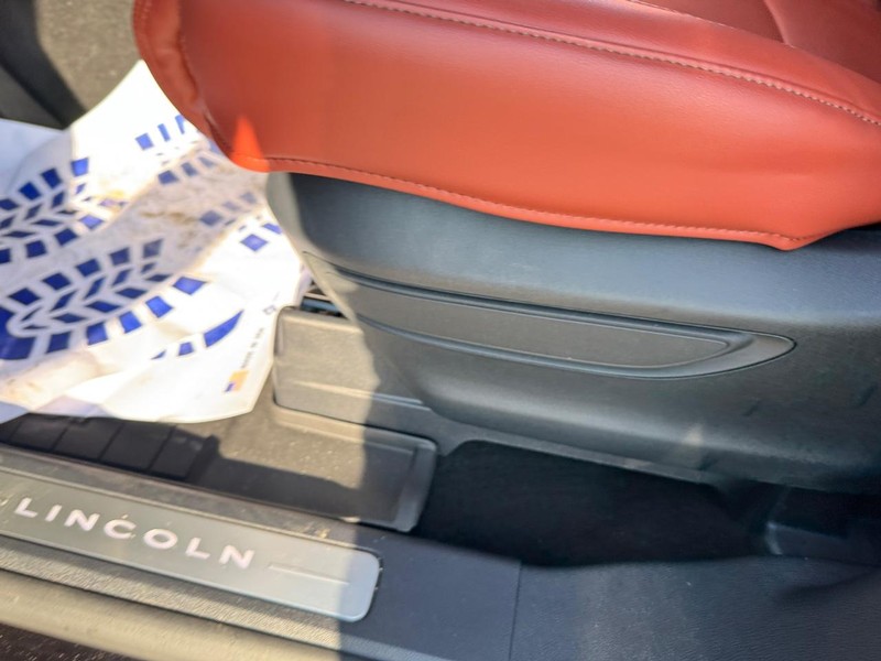 Lincoln Aviator Vehicle Full-screen Gallery Image 20